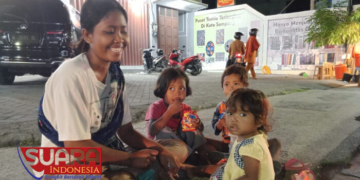 Tragis, Ibu di Sampang Terpaksa Ajak Tiga Anaknya Mengemis Karena Kemiskinan
