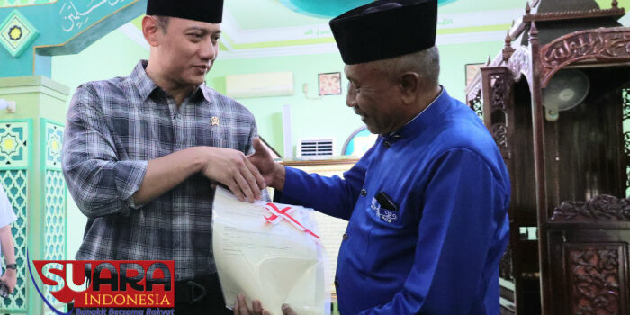 Terima Sertifikat Wakaf, Warga Tanjung Hulu, Pontianak Timur Tak Lagi Khawatir Kehilangan Masjid