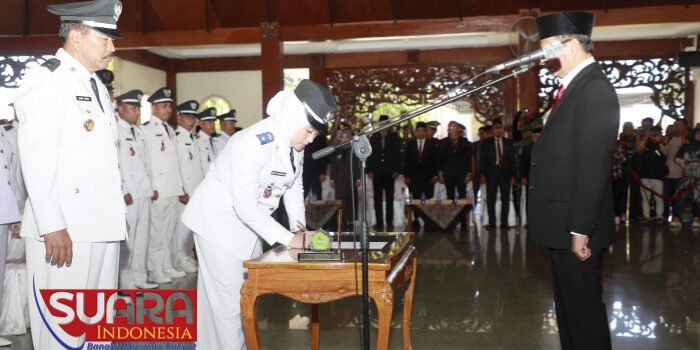 PJ Bupati Pamekasan Serahkan SK Perpanjangan Kepada 159 Kades se Kabupaten Pamekasan