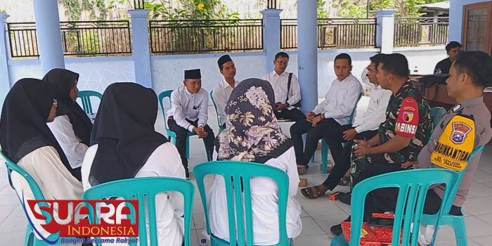 Bahaya Judi Online, Babinsa dan Babinkamtibmas Desa Cenlecen Beri Arahan Duta Putra Putri Desa
