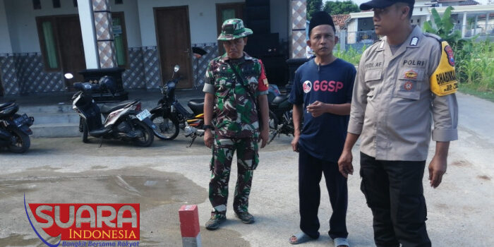 Babinsa Peltong dan Bhabinkamtibmas Kawal Pemutihan dan Pemasangan Patok Tanah di Desa Peltong