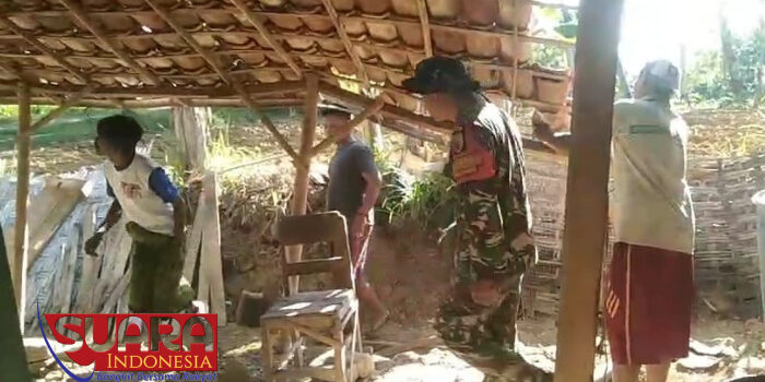 Anggota Posramil 0826-12 Kadur Bersama Warga Renovasi Rumah Tidak Layak Huni