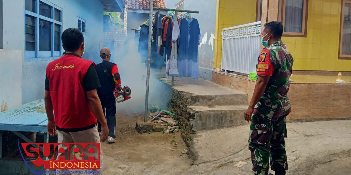 Cegah Demam Berdarah, Tim Jumantik Puskesmas Waru dan Babinsa Lakukan Fogging di Rumah Warga