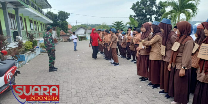 Melalui Pelatihan PBB, Anggota Koramil 0826-08 Palengaan Tumbuhkan Sikap Disiplin Siswa SMA Al Hasani