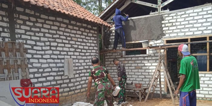 Babinsa Koramil 0826-01 Pamekasan Renovasi Rumah Rido’i Menjadi Rumah Layak Huni