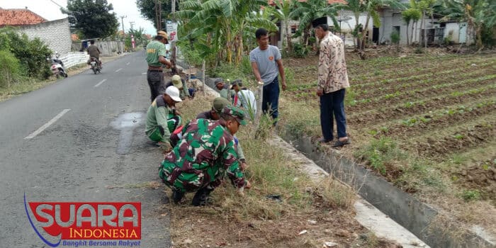 Babinsa Desa Prekbun Bersama Perangkat Desa Gelar Karya Bakti Bersihkan Pinggir Jalan