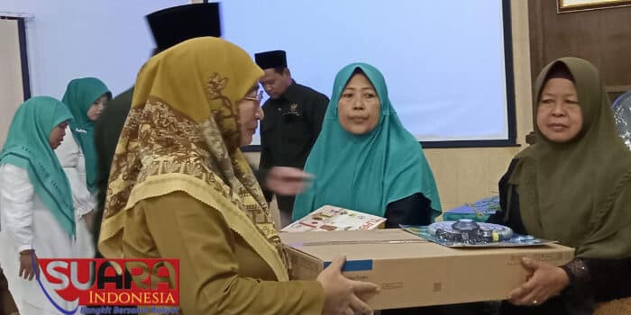 Baznas Sumenep dan BPRS Bhakti Sumekar Berikan Bantuan Alat Usaha kepada Perempuan Kepala Keluarga