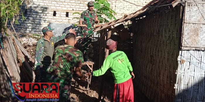 Babinsa Desa Nyalabu Laok dan Warga Setempat Melaksanakan Pembongkaran Rumah Tidak Layak Huni