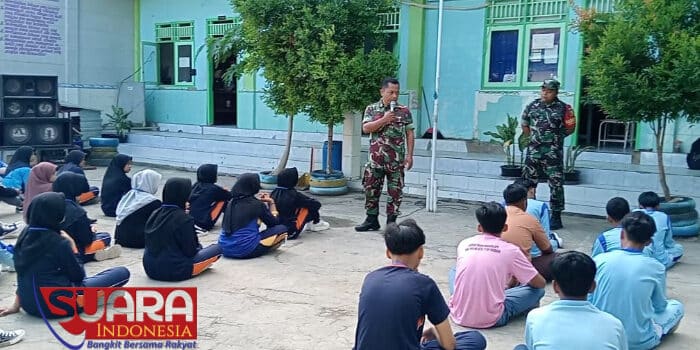 Bentuk Sikap Disiplin dan Cinta Tanah Air, Anggota Koramil 0826-10 Waru Berikan Wasbang dan Pelatihan PBB Pada Siswa SMK Bustanul Ulum