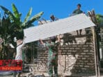 Babinsa Grujugan Bersama Warga Gotong-royong Bangun Rumah Layak Huni untuk Keluarga Baron