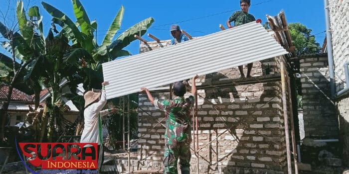 Babinsa Grujugan Bersama Warga Gotong-royong Bangun Rumah Layak Huni untuk Keluarga Baron