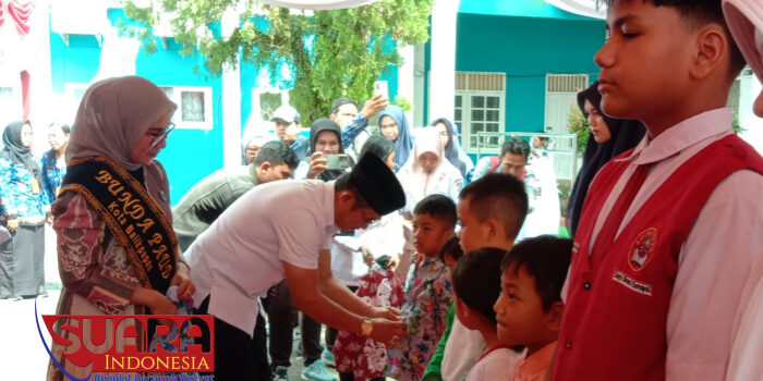 Rahmad Mas’ud Serahkan Seragam Sekolah Gratis Kepada Peserta Didik Baru, Ini Pesannya