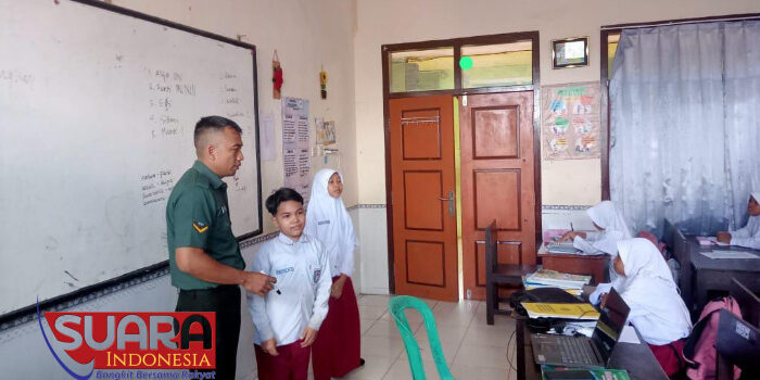 Tanamkan Sikap Disiplin, Babinsa Koramil 0826-03 Proppo Laksanakan Program Babinsa Masuk Sekolah