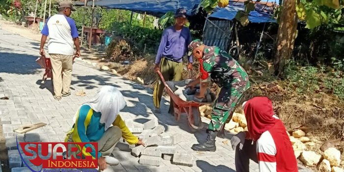 Dukung Pembangunan, Babinsa Taraban Gotong royong Dalam Pemasangan Paving Blok Jalan Desa