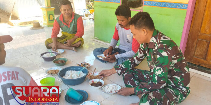 Pererat Silaturahmi, Ini yang Dilakukan Serda Didik Molyono Dengan Warga Desa Lesong Laok