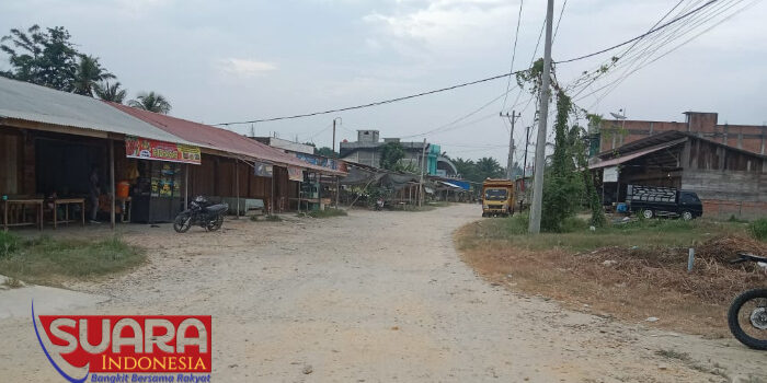 Pemkab Aceh Timur Diminta Bangun Jalan Aspal Depan Pasar Baru Peureulak