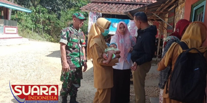 Babinsa Koramil 0826-08 Palengaan Berperan Aktif dalam Pendataan Anak Stunting di Desa Rekkerek