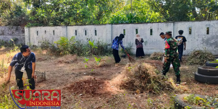 Babinsa Desa Blumbungan dan Mahasiswa Unira Kolaborasi Manfaatkan Lahan untuk Tanaman TOGA