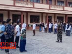 Tanamkan Sikap Disiplin, Babinsa Desa Pakong Beri Pelatihan PBB di SMKN 1 Pakong