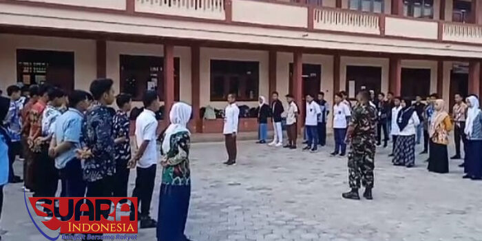 Tanamkan Sikap Disiplin, Babinsa Desa Pakong Beri Pelatihan PBB di SMKN 1 Pakong