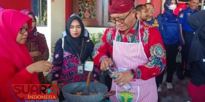 Meriahkan HUT Kemerdekaan RI ke-79, Dirut BPRS Bhakti Sumekar Ikut Kompetisi Memasak