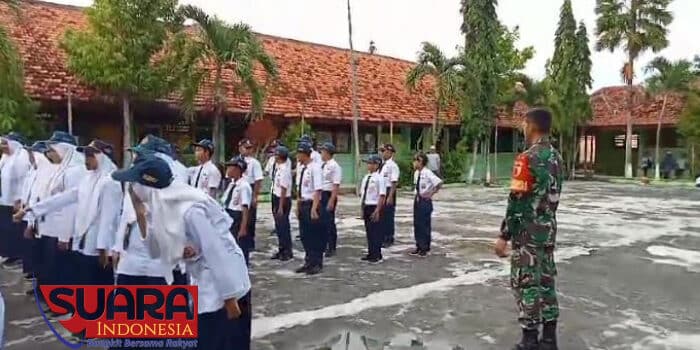 Babinsa Desa Angsanah Beri Pelatihan PBB di MTs Sumber Anom