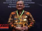 Pj Bupati Sampang Rudi Arifiyanto, Menerima Penghargaan UHC Award Katagori Utama 2024