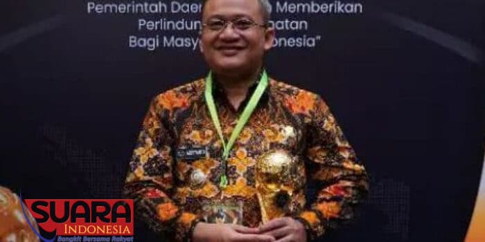 Pj Bupati Sampang Rudi Arifiyanto, Menerima Penghargaan UHC Award Katagori Utama 2024