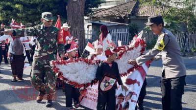 Babinkamtibmas Desa Tobungan Tanamkan Nilai Perjuangan kepada Anak-anak TK Nasyiatus Shibyan