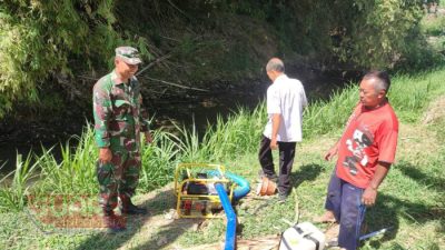 Optimalkan Pompanisasi, Babinsa Pademawu Barat Bersama PPL Cek Operasional Mesin Pompa Air