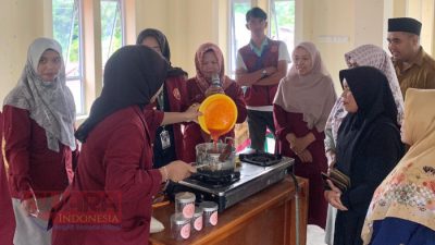 Mahasiswa KKN UNES Adakan Pelatihan Pengolahan Stroberi untuk Para Petani di Agam