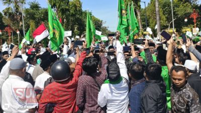 Ribuan Pendukung Sambut Pendaftaran Pasangan Kiai Ali Fikri dan Kiai Unais Ali Hisyam ke KPU Sumenep