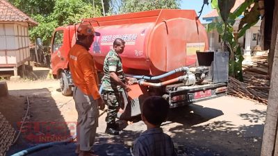 Babinsa Desa Palengaan Laok Ikut Mendampingi Penyaluran Bantuan Air Bersih oleh BPBD Pamekasan