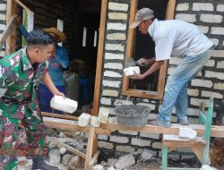 Babinsa Desa Ponjanan Barat Bantu Warga Bangun Rumah, Pererat Hubungan TNI dan Masyarakat