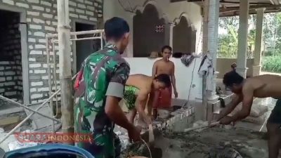 Perkuat Binter, Babinsa Desa Poto’an Daya Bantu Warga Bangun Kamar Mandi