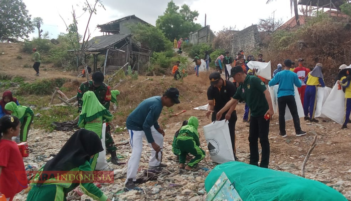 Babinsa Sotabar Bersama Masyarakat Peringati Hari Bersih Sampah Sedunia dengan Aksi Bersih Pantai