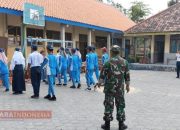 Tingkatkan Disiplin, Babinsa Plakpak Latih Siswa SMPN 2 Plakpak Dalam Kegiatan PBB