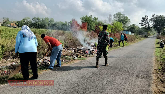 Wujudkan Lingkungan Sehat dan Bersih, Babinsa Desa Bettet Gelar Gotong Royong