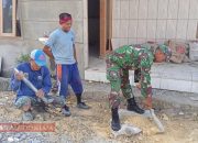 Babinsa Kartagena Laok Bantu Warga Meratakan Tanah, Wujudkan Kedekatan TNI dan Masyarakat