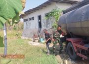 Babinsa Tlesah Bantu Distribusi Air Bersih ke Warga Tlanakan yang Terdampak Kekeringan