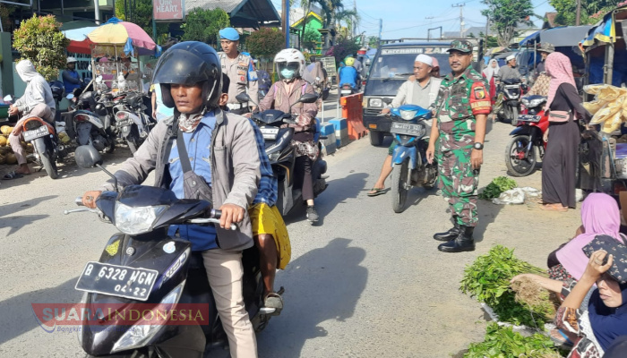 Sinergi Koramil, Polsek, dan Dishub Pamekasan Atasi Kemacetan di Pasar Waru