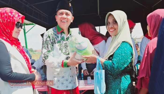 Paslon Berbakti Gelar Pasar Murah, Ratusan Warga Pademawu Berebut Paket Sembako 6 Paslon Berbakti Gelar Pasar Murah, Ratusan Warga Pademawu Berebut Paket Sembako