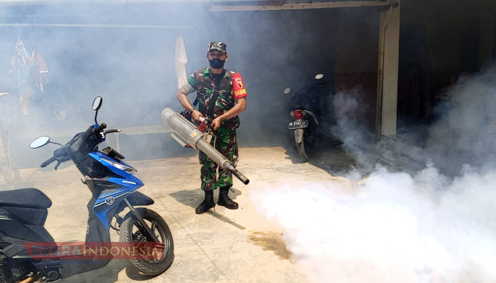 Cegah Perkembangan Penyakit DBD, Babinsa Jambaringin Bersama Puskesmas Penaguan Lakukan Fogging