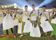 Tim Semut Putih Santri Milenial Sumenep Apresiasi Masyarakat dengan Aksi Bersih Sampah Usai Kegiatan Sholawatan Paslon FAHAM