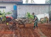 Dukung Ketahanan Pangan, Babinsa Desa Grujugan Bantu Petani Bajak Sawah