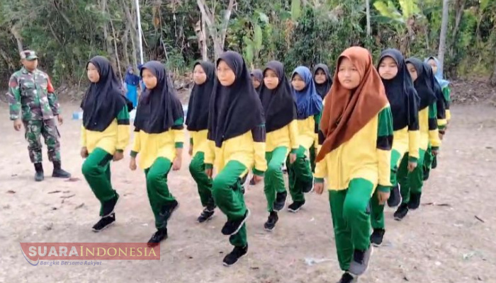 Babinsa Koramil 0826-05 Larangan Latih Disiplin Siswa MI Yayasan Nurul Rohmah Melalui Baris-Berbaris