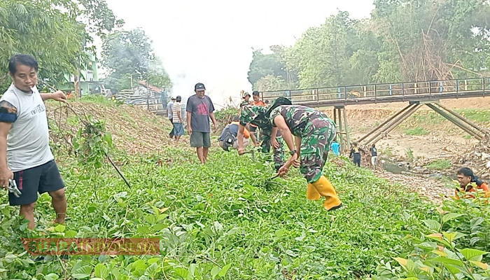 Koramil 0826/01 Pamekasan Gelar Karya Bakti Bersihkan Sungai Klowang untuk Cegah Banjir