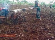 Babinsa Koramil 0826-05 Larangan Bantu Petani Olah Lahan Pertanian