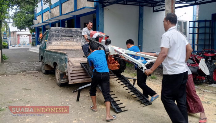 Disperta KP Sampang Kembali Salurkan Bantuan Hand Traktor Untuk Poktan