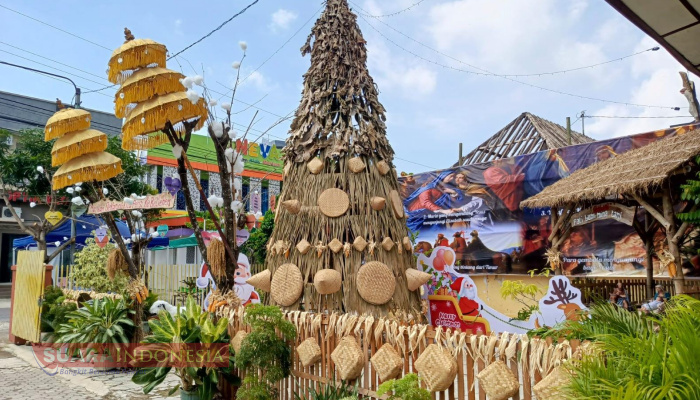 Unik, Pohon Natal dari Daun Kering Hiasi Gereja St. Maria Anuntiata Gabus 6 Unik, Pohon Natal dari Daun Kering Hiasi Gereja St. Maria Anuntiata Gabus